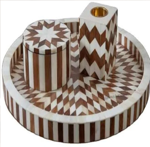 Plateau rond artisanal en os noir avec incrustations, motif chevron et côtés rayés, disponible à prix de gros. - Product Image 3