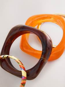 Ensemble de bracelets en résine géométriques en orange brun et multicolores, style vintage, bracelets unisexes tendance - Product Image 2
