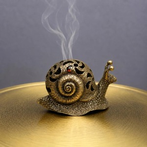 Quemador de Incienso de Latón Hecho a Mano con Diseño de Espiral de Humo para Aromaterapia y Decoración del Hogar - Product Image 1