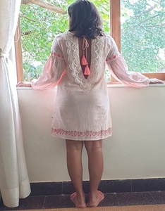 Tenue brodée pour mère et fille, avec belle dentelle et pompon, ornement assorti, artisanal avec coton doux, rose clair, - Product Image 1