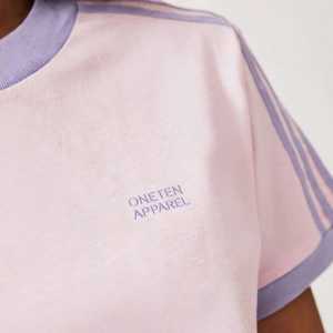 T-shirt court unisexe décontracté en coton 100% avec logo, tricoté, couleur lilas, blocs de couleurs, col rond, manches courtes, style sportif - Product Image 3