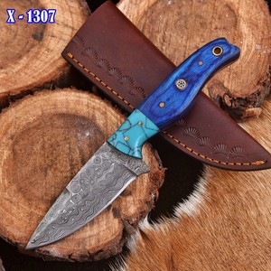Cuchillo de Caza de Hoja Fija de Acero de Damasco, Punta Caída, Mango Azul con Incrustaciones de Turquesa, Funda de Cuero X-1307 - Product Image 1