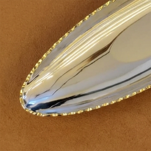 Ce plateau élégant finition argentée présente un design ovale pointu et une bordure dorée détaillée, offrant un luxe pour le service et la décoration. - Product Image 6