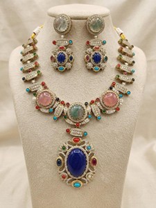 Ensemble collier et boucles d'oreilles Kundan Polki en pierres bleues et roses, plaqué or, pavé de CZ, bijoux de mariage indiens faits à la main pour femmes - Product Image 6