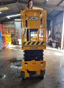 Chariot élévateur à ciseaux électrique JCB S2632E 8m 4x4, transpalette/empileur motorisé, adaptabilité tout-terrain, capable de fonctionnement hors route - Product Image 2