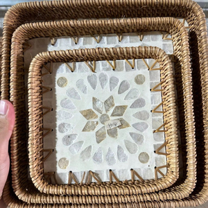 Plateau en rotin tressé à la main avec nacre pour la décoration intérieure, présentoir de table, fabriqué à partir de fibres naturelles du Vietnam - Product Image 1
