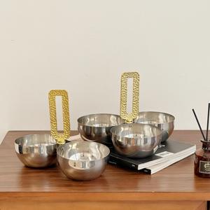 Ensemble de deux bols en métal glamour avec poignée dorée scintillante, plat de service poli pour la présentation des aliments lors de fêtes - Product Image 2