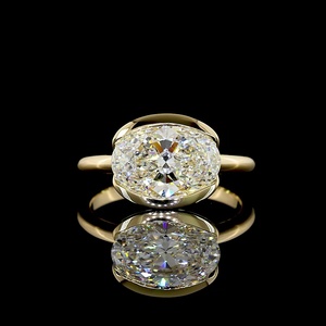 Bague de fiançailles solitaire minimaliste en or jaune 18 carats avec diamant de laboratoire ovale de 2,5 carats certifié IGI, sertie clos en clos, style East West - Product Image 1