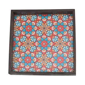 Plateau de service en bois artisanal avec motif mandala orné, fournisseur de plateaux décoratifs carrés en gros pour les commandes en gros - Product Image 5