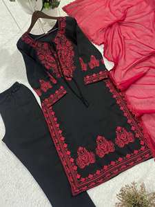 Traje exclusivo de diseñador en tela de seda romana bordada, con top, pantalón y dupatta. - Product Image 2