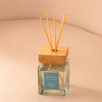 Diffuseur d'huiles aromatiques de luxe couleur ambre avec couvercle en bois et bâtonnets naturels pour salon, spa, cadeau OEM