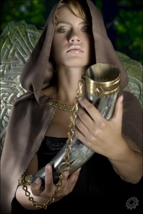 Elegante Taza de Cuerno de Búfalo Orgánico Auténtico con Temática de Amor, Grabado, para Cerveza/Vino/Hidromiel/Ale, Hecha a Mano, Duradera, Ecológica y Pulida - Product Image 4