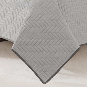 Cubrecama Acolchado Hipoalergénico Gris de Poliéster con Patrón, Lavable a Máquina, Edredón de Invierno Tamaño Queen - Product Image 5