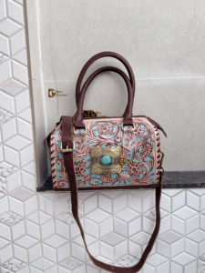 Bolso de Hombro Artesanal de Cuero Tallado a Mano Estilo Bohemio Gitano con Piedras Turquesa, Venta al por Mayor - Product Image 4