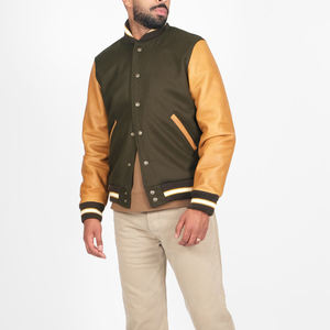 Veste universitaire vert olive et beige pour homme, style bomber en laine et cuir, vêtement d'extérieur classique avec bordure côtelée et boutons-pression - Product Image 3