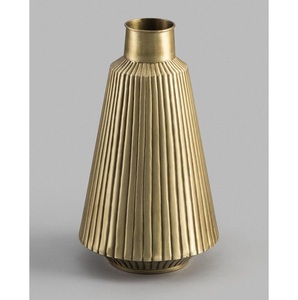 Jarrón Geométrico Dorado Plegado, Adorno Decorativo Contemporáneo para Residencias Exclusivas - Product Image 1