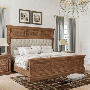 Cadre en bois classique de taille moyenne avec une tête de lit capitonnée crème et des panneaux décoratifs floraux sculptés, disponible au prix de gros - Product Image 1