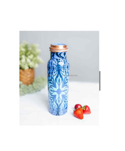 Bouteille en cuivre réutilisable avec des impressions florales en émail pour les routines quotidiennes, voyage, fitness et yoga avec des bienfaits naturels de l'eau - Product Image 3