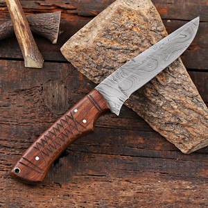 Cuchillo Nórdico Forjado a Mano de Acero de Damasco con Hoja Fija, Punta Caída, para Desollar, con Funda, Personalizado OEM, Espiga Completa, para Caza y Camping - Product Image 4