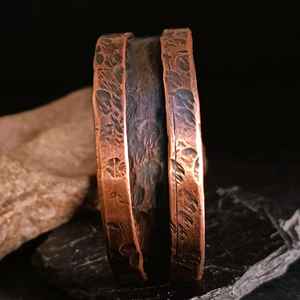 Brazalete de cobre martillado, brazalete abierto pesado, estilo vikingo rústico, brazalete de cobre puro, regalo de 7.º aniversario, brazalete para artritis - Product Image 2