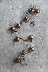 Guirlande de clochettes métalliques avec finition vieillie et accroche en corde naturelle pour la décoration de porte, porche, jardin, fenêtre et maison de campagne - Product Image 2