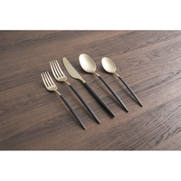 Ensemble de couverts en métal doré mat minimaliste avec manches en plastique noir, collection élégante de couverts compatibles lave-vaisselle au prix le plus bas