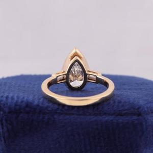 Anillo de compromiso de oro amarillo con diamante en forma de pera engastado en bisel, elegante banda de aniversario, joyería nupcial vintage, regalo para ella - Product Image 4