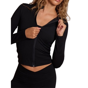 Chaqueta de yoga personalizada al por mayor para mujer, ajustada, que absorbe la humedad, de manga larga, con cremallera y cuello alto. - Product Image 1