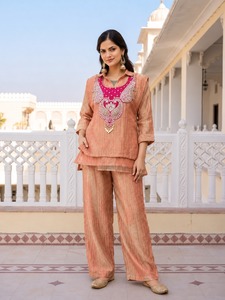 Ensemble Salwar Kameez pour femme, formel, uni, brodé, en satin tissé, avec chemisier texturé et pantalon palazzo, pour robe de soirée de mariage - Product Image 1