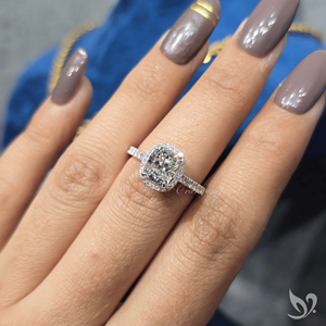 Bague de fiançailles en or blanc 10K avec halo de diamants de laboratoire taille coussin allongée 2 carats, certifiée IGI, et pavé de diamants - Product Image 4