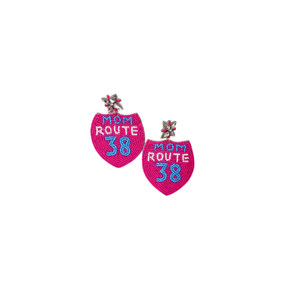 Pendientes hechos a mano con forma personalizada, con pedrería y cuentas de vidrio, estilo moderno para escuelas y universidades, con intrincado trabajo de cuentas. - Product Image 4