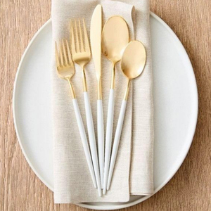 Ensemble de couverts de forme conique avec manche blanc mat plaqué or, 5 pièces - Product Image 1