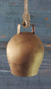 Campanas Colgantes Harmony al por Mayor con Acabado Dorado Rústico, Campanas de Metal con Forma de Vaca para Decoración con Cuerda y Acabado Antiguo - Product Image 2