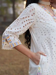 Ensemble Kurta Pyjama en coton blanc brodé de fleurs traditionnelles, idéal pour les festivals indiens/pakistanais, les mariages et les fêtes - Product Image 4