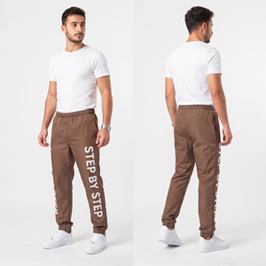 Pantalones de senderismo a prueba de viento con estampado de letras marrones para hombre, pantalones deportivos informales con cintura elástica, pantalones de nailon con diseño estampado de "Step By Step" para hombre - Product Image 3