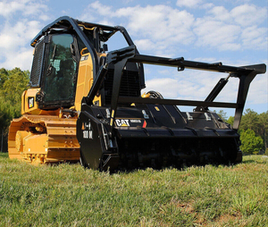 Chargeuse compacte sur pneus Cat avec attache broyeur forestier robuste pour défrichement, coupe de broussailles et broyage d'arbres professionnels - Product Image 1