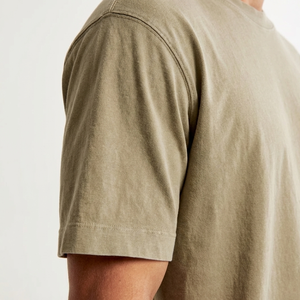 Camiseta de corte regular de color sólido con lavado ácido para hombre, informal, con cuello redondo, teñida, 100% algodón, lavado ácido, hecha en Pakistán. - Product Image 4