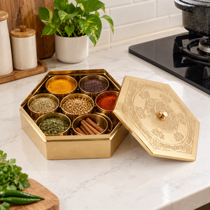 Boîte à épices hexagonale en laiton avec 8 compartiments et couvercle, design oriental, masala dabba en métal artisanal pour le rangement en cuisine - Product Image 2