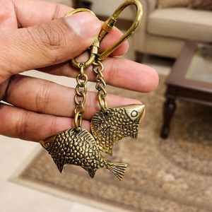 Porte-clés en laiton en forme de poisson, double breloque poisson, style luxueux, couleur et logo personnalisables, étanche, cadeau pour la maison et le bureau - Product Image 1