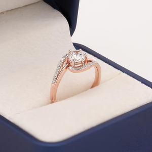 แหวนหมั้นเพชรทรงกลม 1 กะรัต รุ่น Krishnavii KR 335 ดีไซน์ไขว้ ประดับเพชรแล็บ 14K โรสโกลด์ ดีไซน์เกลียวหรูหราสำหรับเจ้าสาว - Product Image 5