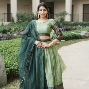 Ensemble ethnique haut de gamme en soie Lehenga Choli avec broderie Zari et bordure Kalamkari, entièrement cousu, avec Can-Can - Product Image 1