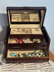 Handcrafted Modern Eco-Friendly <b>Wood</b> <b>Jewelry</b> <b>Box</b> with 5-10kg Load Capacity Dimensions 182x128x85mm - Product Image 4