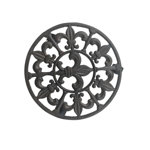 Trípode Decorativo de Hierro Fundido al por Mayor para Cocina y Mesa de Comedor, Diseño Cuadrado Vintage Ornamentado, Soporte Metálico para Ollas Calientes, Precio Bajo - Product Image 4