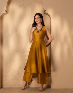 Kurta KV Mustard Deep Back Tie Up avec Palazzo - Product Image 1