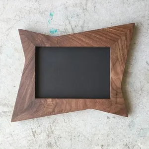 Elegante marco de fotos de madera marrón oscuro, ideal para regalar en festividades y ocasiones especiales para seres queridos. - Product Image 1
