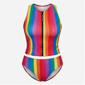 Ensemble tankini 2 pièces à rayures arc-en-ciel avec haut court à col haut et fermeture éclair sur le devant et bas de maillot de bain hipster pour femme - Product Image 1