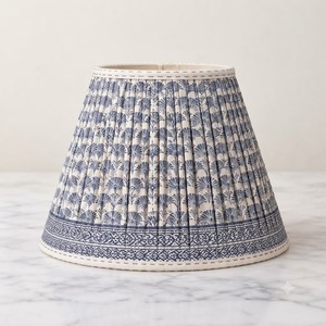 Pantalla de Lámpara Tradicional de Lino y Algodón con Diseño Floral |   Pantalla Decorativa de Tela Plegada con Borde Impreso - Product Image 1