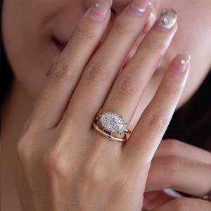 Bague de fiançailles classique pour femme en or jaune 18 carats avec diamant de laboratoire ovale de 3 carats certifié IGI, sertissage unique en forme de boussole, style East West - Product Image 4