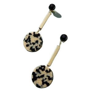 Boucles d'oreilles en résine artisanales pour femmes, élégantes et tendance, idéales pour les soirées et les fêtes - Product Image 1