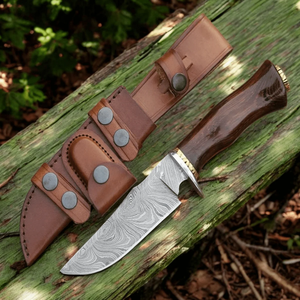 Couteau de chasse en acier Damas avec lame fixe tranchante, manche en bois, protège-doigts et étui en cuir - Product Image 1